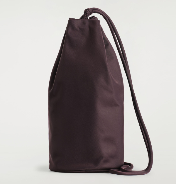 這款尼龍抽繩束口包，輕巧又耐用，帶著滿滿的運動感。抽繩設計方便開合、容量適中，不僅可以收納運動用品，日常小物當然也都難不倒，可說是輕便出行的好夥伴。