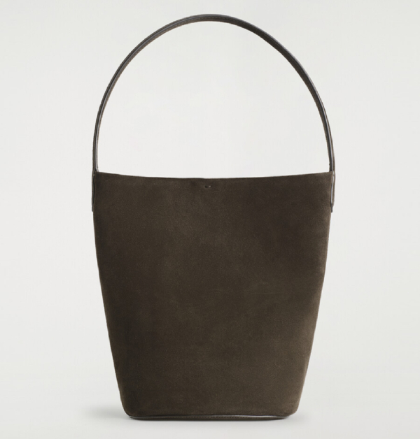 深棕色帶來溫潤沉穩的氣息，加上自然下垂的包身輪廓，隨意揹著，就能輕鬆營造出不費力的時髦感。