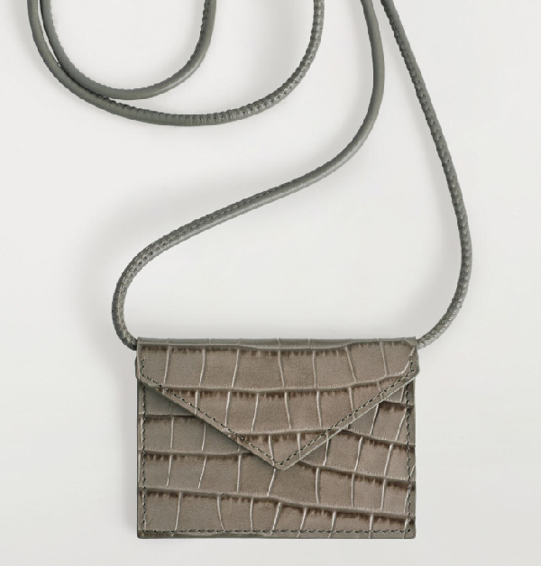 除了經典黑色款，這款亮灰色光格更顯時尚感與現代氣息。明亮的色澤搭配細膩的格紋紋理，不僅低調又有特色，隨手搭配日常穿搭，就能為整體造型增添一抹亮眼的細節層次感。