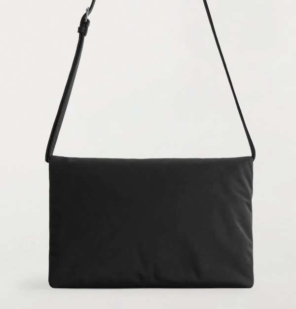 一款相當輕便的黑色尼龍小方袋，隨時都可以揹出門。小巧的設計，也不失容量，放手機、錢包、鑰匙…等日常必需品剛剛好，都能輕鬆駕馭，可說是出門的好夥伴。
