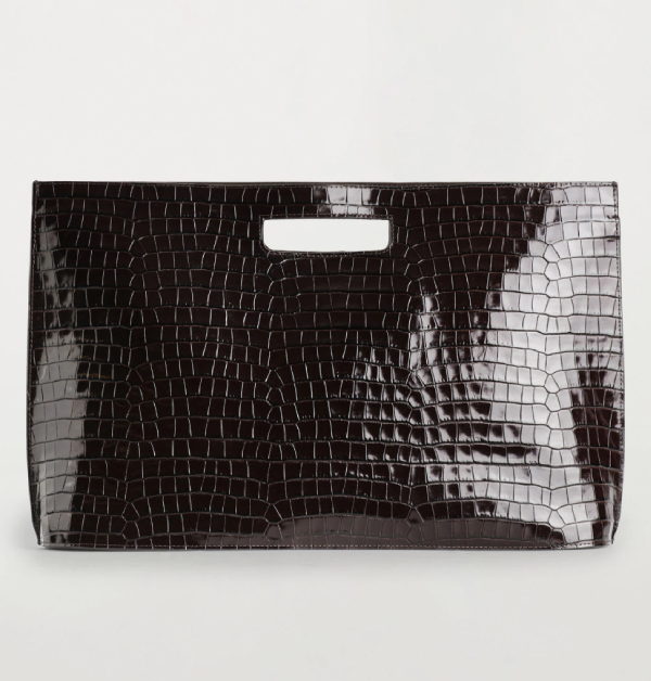 這款亮面黑色鱷魚皮壓紋牛皮，光看就超有質感的啊，光是想像一拿在手上，就能感受到它那充滿高級感的模樣，低調中帶著氣場的美包！