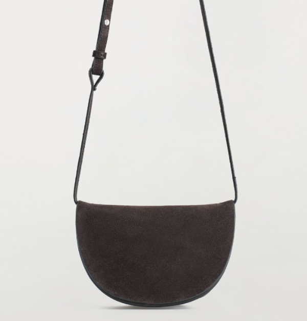 這款半弧形馬鞍包，輪廓圓潤俐落，散發柔和又有型的氣息。小巧容量剛好，不會給肩膀帶來任何承重負擔。不管搭配各種日常造型，都有種低調又隨性的時髦感。