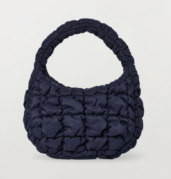 這款可是COS搶手到不行的經典雲朵包啊！小巧卻充滿設計感，柔軟的绗缝材質帶來立體觸感，真的就很像是手指尖上的輕盈雲朵，無論隨手出門還是搭配精緻造型，都能輕鬆點亮整體風格。