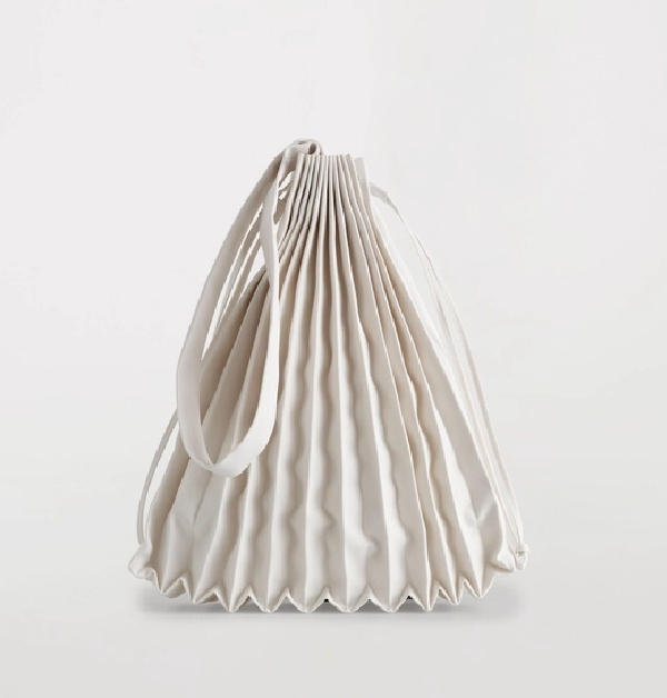 米白色手風琴式設計的帆布托特包，算是在COS裡較少見到的風格，簡單又有型。其寬敞的手風琴設計，不僅自帶日式的清新氣質，更能讓你輕鬆收納任何生活小物。