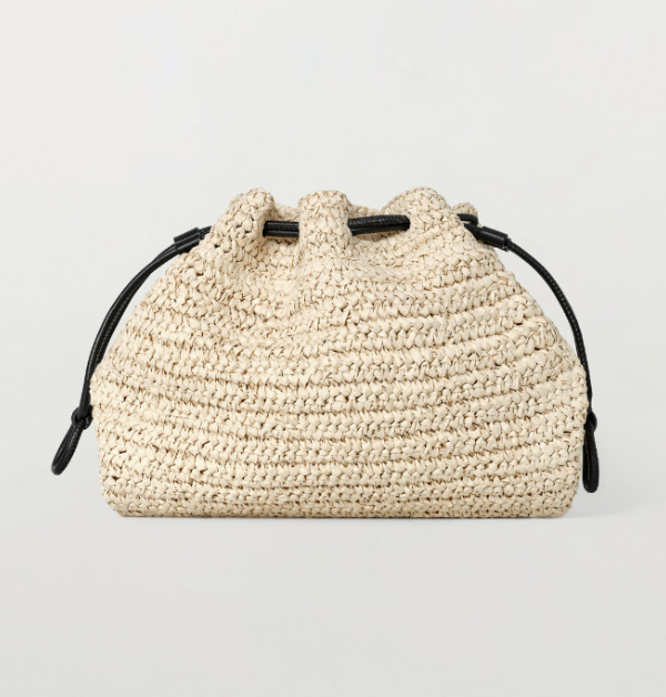 這款COS出品的草編迷你手拿包，小巧之餘也充滿著大自然氣息。柔軟的草編材質手感溫潤，抽繩設計既方便開合，也增添了一抹俏皮感，非常適合度假遠行的一款小包。