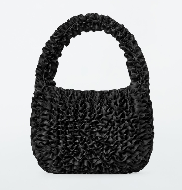 這款迷你單肩包，則是再以細緻的褶飾重新演繹經典的雲朵包，在保留經典的包型之餘，又能增添新穎的質感，使這款單品，再次成為令人愛不釋手的時尚配件。