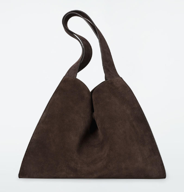 這款巧克力色皮革的Hobo包，以雕塑般的流暢曲線呈現優雅輪廓，低調中散發出高級質感。柔軟的皮革觸感細膩滑順，使包身自然垂墜，搭配寬敞的內裝空間，任何物品都能完美收納進去，是款低調卻不失格調的日常必備包款。