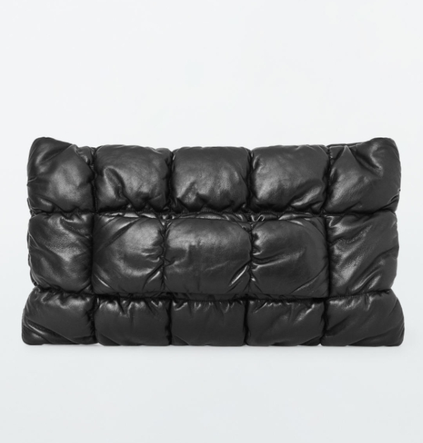 亮面皮革絎縫枕頭雲朵包，豐厚柔軟的手感與立體造型，讓人忍不住想直接靠上去當枕頭，柔軟到彷彿可以擁抱整個午後。