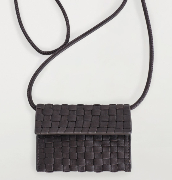 有鱷魚壓紋款、有素色皮革款，當然也少不了編織皮革囉～細膩的皮革編織更具手感層次，無論怎麼搭配，絕對都能替你的日常造型，增添一抹低調又迷人的質感亮點！