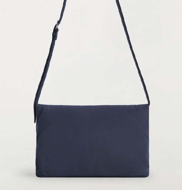 藏青色小包，是一個帶點個性的顏色選擇，不似黑色的低調，也不如鮮色的張揚，它介於內斂與時髦之間，散發著安靜且耐看的魅力。