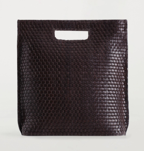 此款皮革編織手提單肩包，就像是一件被靜靜收藏的工藝作品，線條內斂卻耐人尋味。皮革在交錯之間形成一種節奏感，像時間緩緩編織出的韻律。