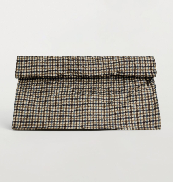 我超愛大包，尤其是手拿系列的！別再說它不實用，東西裝進去、揹出門，一切立刻變得合理又時髦起來～就像這款COS千鳥格紋皺摺包，既有份量感又不失輕鬆態度，皺摺的立體感也讓整體穿搭造型瞬間多了點層次。