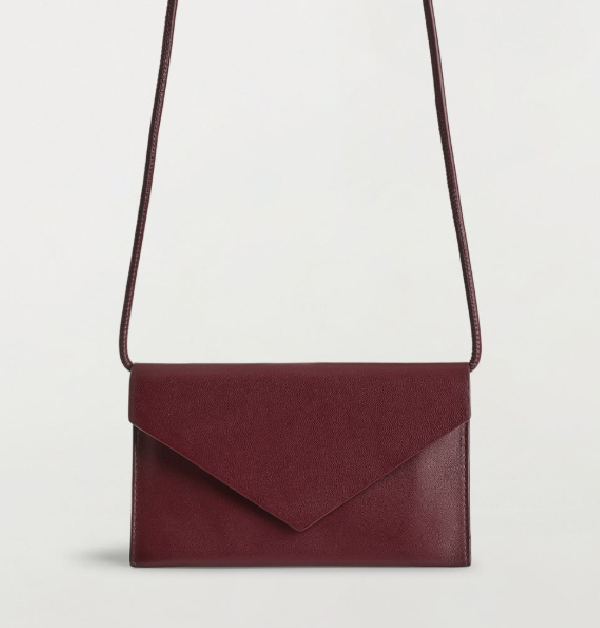 簡潔的皮革信封包設計，再配上這個高級得讓人忍不住多看兩眼的酒紅色，優雅裡又藏著一點壞壞的性感。