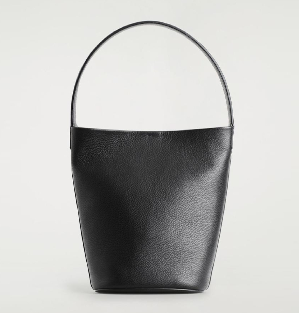 就愛這種實用到不行的托特包！耐用的黑色荔枝紋牛皮，怎麼揹都不挑造型，重點是，不管用多久，它還是好看到讓人忍不住回頭再看一眼。這種包就是擺搭之餘，卻又同時能替你品味加分的那種貼心好夥伴。