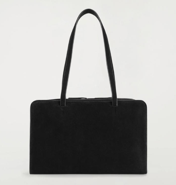 造型圓潤可愛又充滿復古感。柔軟的絨面材質手感細膩，搭配簡約拉鍊設計，不僅好拿取物品，也增添低調質感，能輕鬆揹出率性又有品味的造型，是實用與時尚兼具的隨身好夥伴。