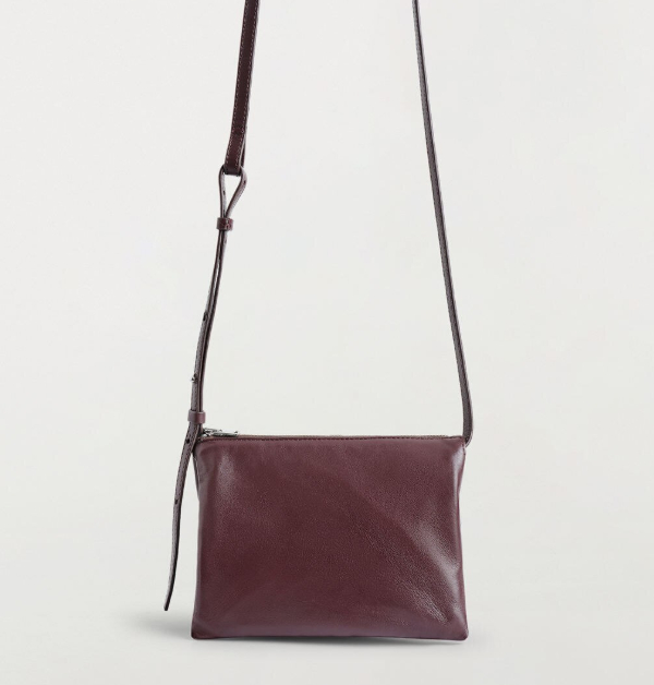 色澤飽滿優雅的酒紅色皮革斜揹包，帶著一點復古氣息。柔軟細膩的皮革觸感，加上簡約俐落的斜揹設計，讓日常造型既實用又有質感。