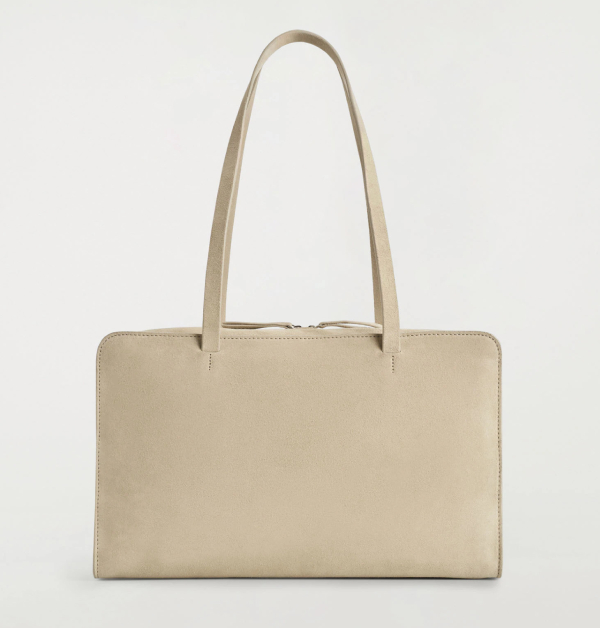 淡雅的米白色復古麂皮保齡球包，延續著經典的運動設計風格。流暢俐落的包身輪廓搭配寬敞容量，無論日常通勤或休閒出遊皆能輕鬆駕馭。