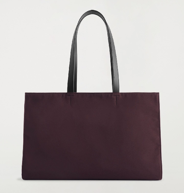 這款折疊包尺寸的大小，使用上很是剛好，耐用帆布做成的質感，不僅實用，還很有時髦感。輕巧重量，隨手就能帶著走，不管去哪裡，肩上一揹、手上一提，都有型。