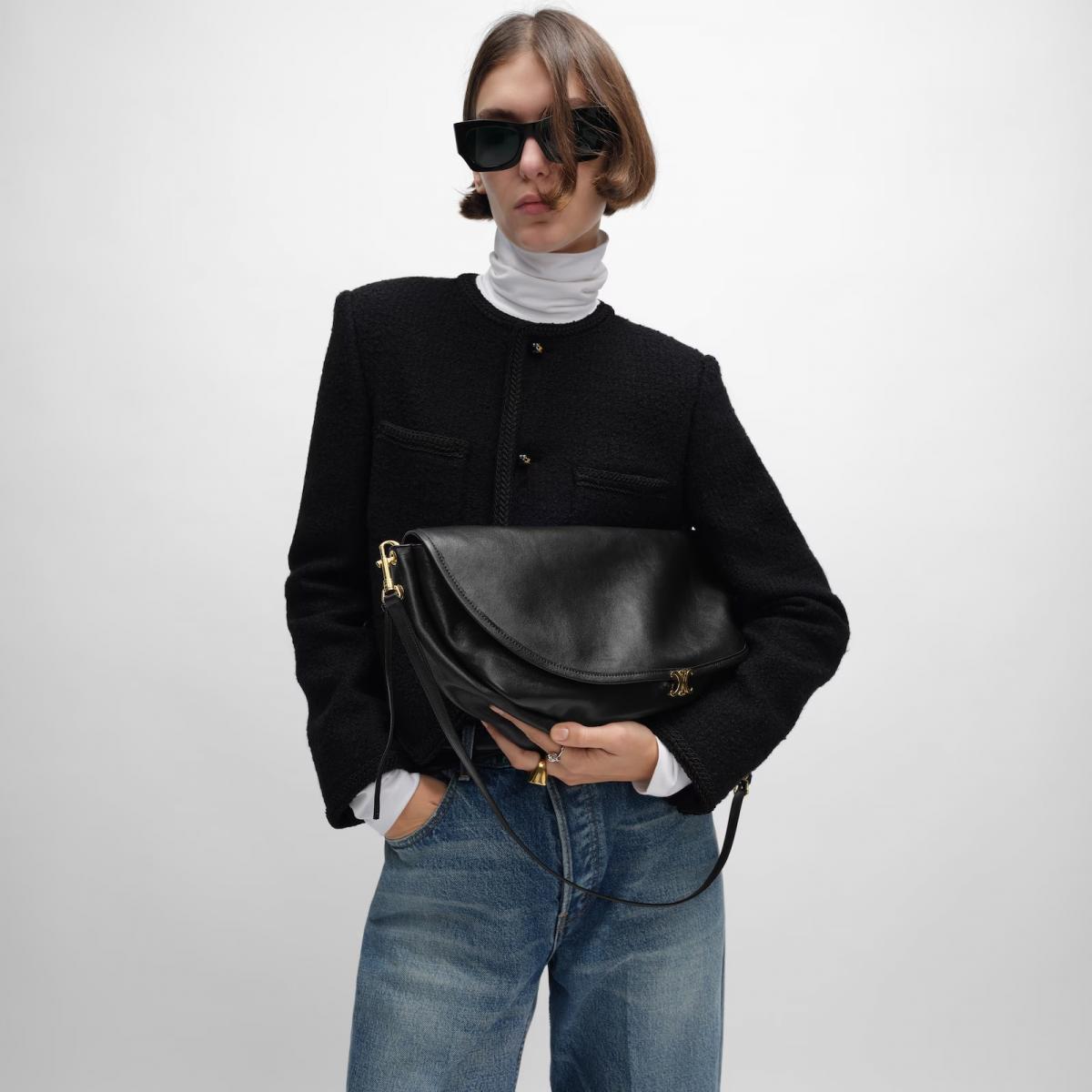 在前任設計師 Hedi Slimane 任內，他重新翻查品牌檔案，將創辦人曾用於包袋與配飾上的凱旋門 Logo「Triomphe」帶回品牌視覺。