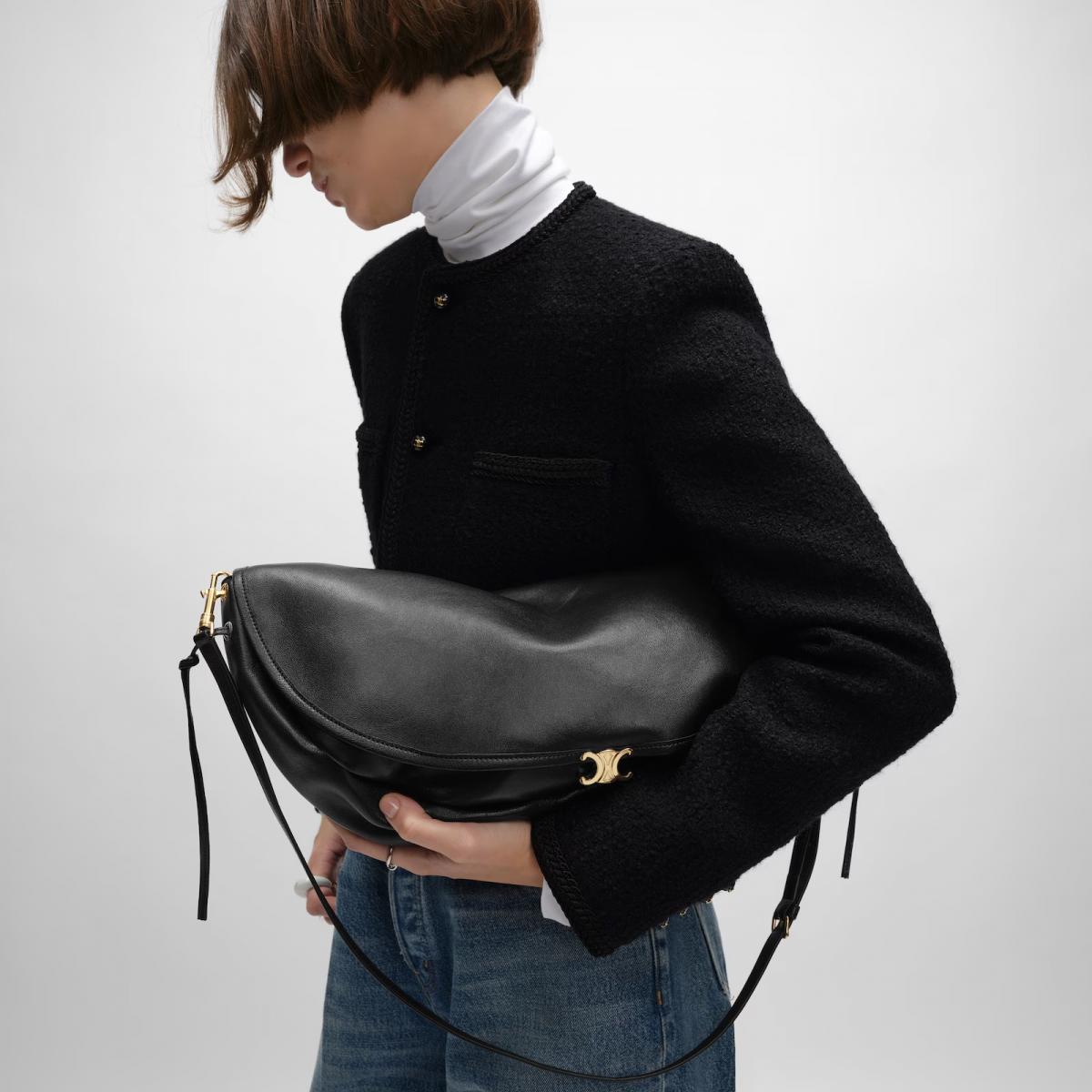 師承 Phoebe Philo 的 Michael Rider，以「極簡」的設計語彙融合個人美感，為 Celine 打造全新風貌。而這款名為「Half Moon」的包款亦延續此精神