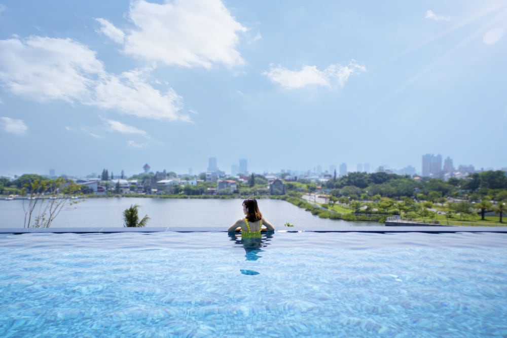福爾摩沙遊艇酒店近日正式通過交通部觀光署「五星級旅館」認證，成為台南市首家 BOT 五星飯店。飯店位於安平港水景灣畔，與安平古堡隔灣相望，步行至安平老街僅需 5 分鐘。這是全台唯一擁有遊艇碼頭的酒店，旅客可搭乘遊艇探索府城百年人文景致。飯店規劃 237 間豪華客房，外觀以鮮明的彩色幾何立面打造，成為台南的重要飯店地標之一。