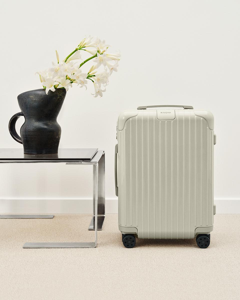 Rimowa 是少數在時尚潮流快速更迭的時代裡,始終保持冷靜的品牌。它從不刻意追求花俏,而是以極簡線條、俐落凹槽與高耐用材質奠定經典。這份「不盲從潮流」的性格,反而讓它顯德更加耐看。近年許多品牌推出限量色、表面圖案或聯名款時,Rimowa 也會跟上,但核心設計從未改變——那種辨識度極高的溝槽,是工業美學與品牌精神的完美象徵。旅行是一趟又一趟長路,行李箱注定要被摔、被拖、被推。Rimowa 的工藝哲學就是:你可能會改變旅行目的地,但你的行李箱不該因使用而失去完整性。因此他們使用的鋁鎂合金、聚碳酸酯與德國工藝標準,都是為了讓產品越久越有味道。百年以來,品牌把時間當成檢驗,而不是噱頭。這是它能屹立不搖的原因。