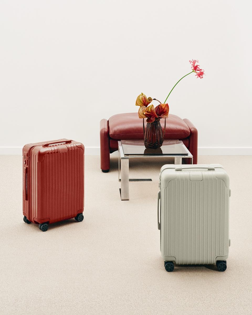 Rimowa 的設計一直被形容為「極簡卻不冷」。原因是品牌並非單純追求空白,而是以比例、線條與光影堆疊耐看度。例如 Essential 系列的單色設計講究同色一致,從箱身、提把、徽章到輪座都保持純粹一致性,讓視覺不被破壞;而鋁鎂合金系列的金屬光澤,在不同光線下會呈現如建築外殼般的層次感。這種極簡其實帶著深度,它不會干擾穿搭,也不會因潮流變化而顯得過時,是那種你會願意帶著它拍照、或在旅途中隨手一放就像藝術品的存在。Rimowa 一直強調:美感不是裝飾,而是使用者在旅途中產生的姿態。這種由旅行痕跡累積出的溫度,正是品牌最迷人的特質。