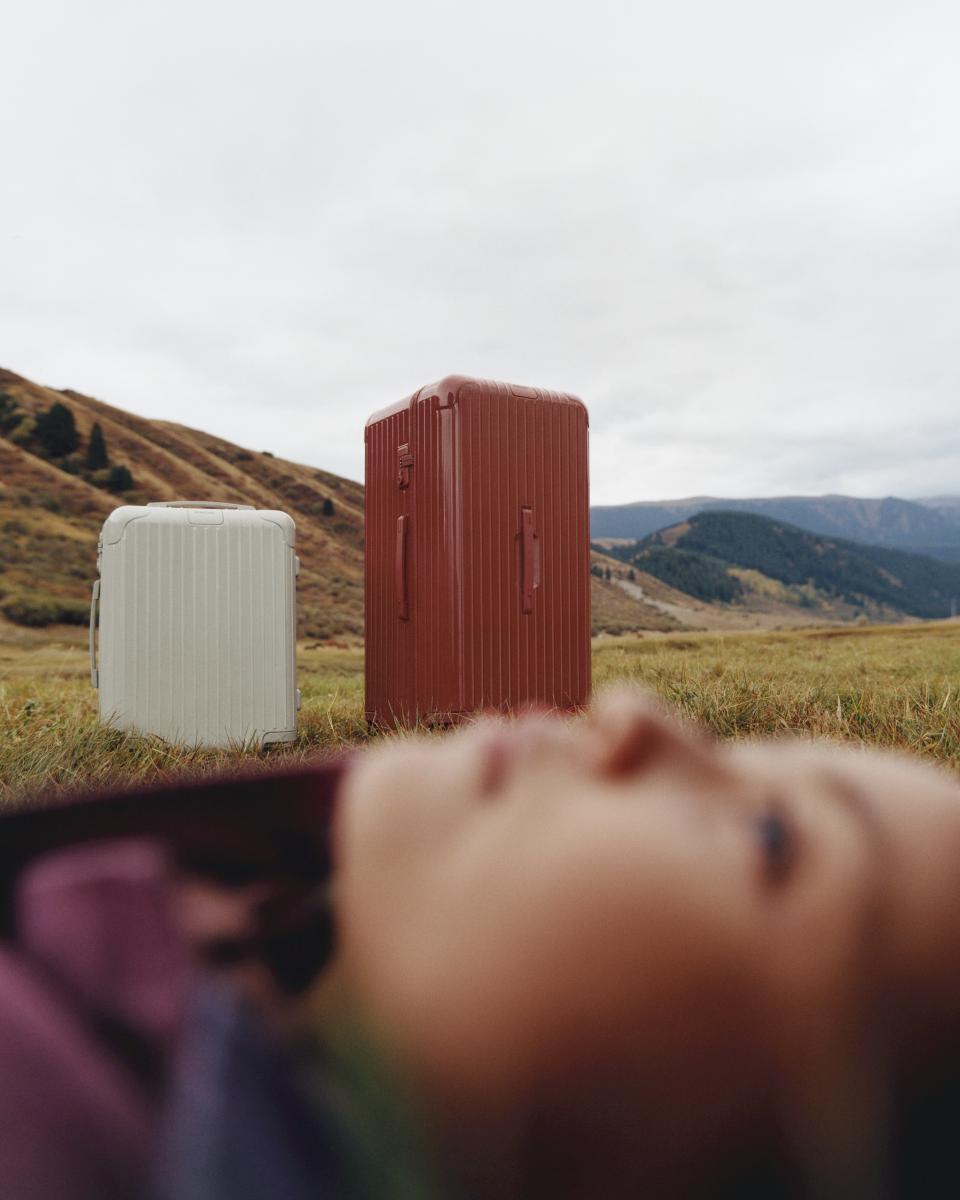 今年最讓編輯感到驚喜的，就是 Rimowa Essential 系列推出的兩款季節色——Terracotta 赤陶色與 Clay 灰礫色。靈感源自大地景色：龜裂土地、陶土山脈、湖畔倒影與曬過太陽的紅土。這兩款顏色都偏低飽和，但呈現出截然不同的氣質。