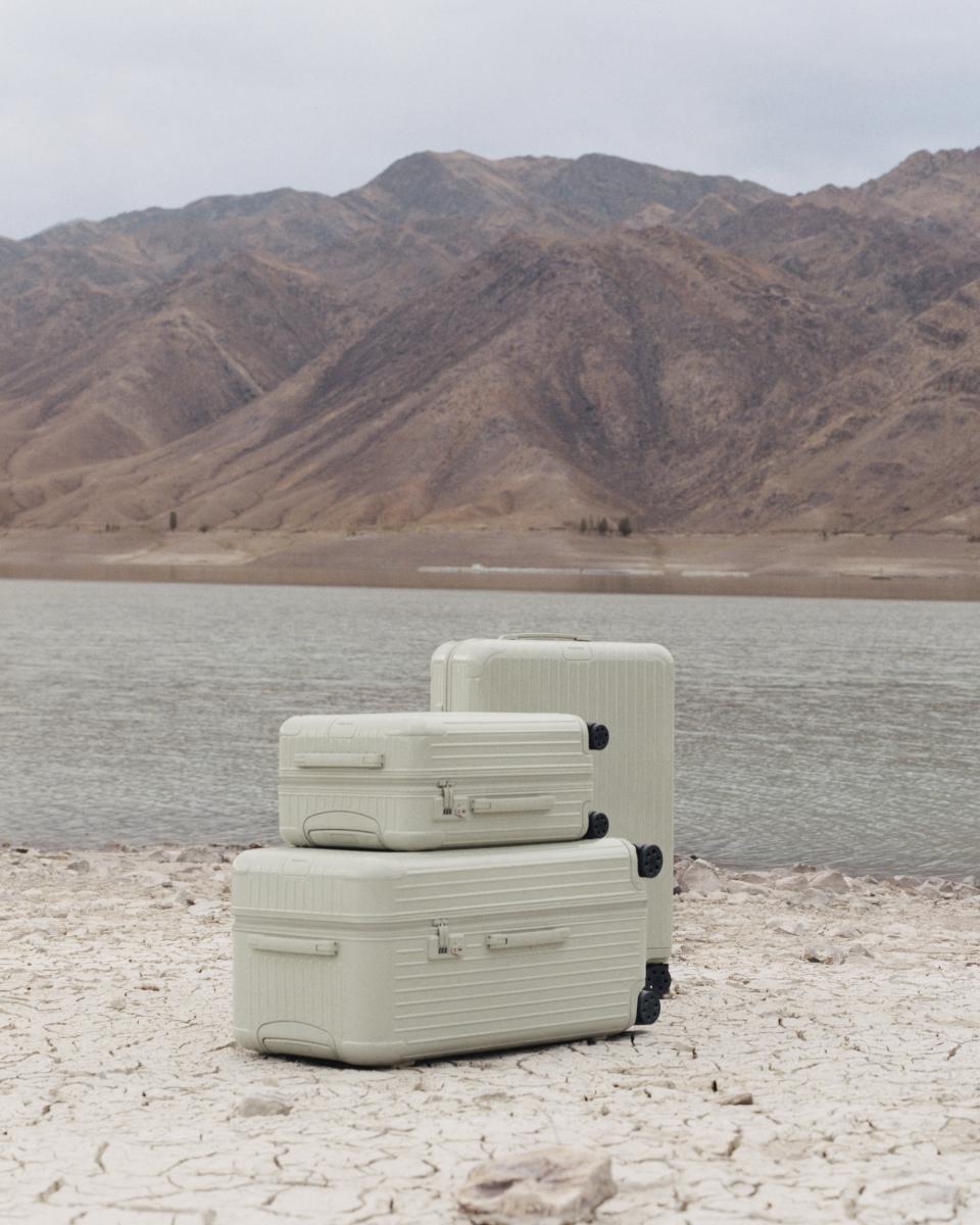 Clay 灰礫色是一種介於灰、米與石頭色之間的柔和調性，沉靜、自然，非常容易搭配任何旅行造型；它像風化後的岩層，靜靜存在、越看越耐看。Terracotta 赤陶色則溫暖飽滿，充滿大地能量，像經過火焰淬鍊後的陶器色；它不張揚，卻有一種越靠近越迷人的成熟韻味。兩色皆以單色調貫穿箱身至細節，在自然光線下呈現出非常細緻的層次感，完美呼應品牌以自然蛻變為靈感的設計敘事。