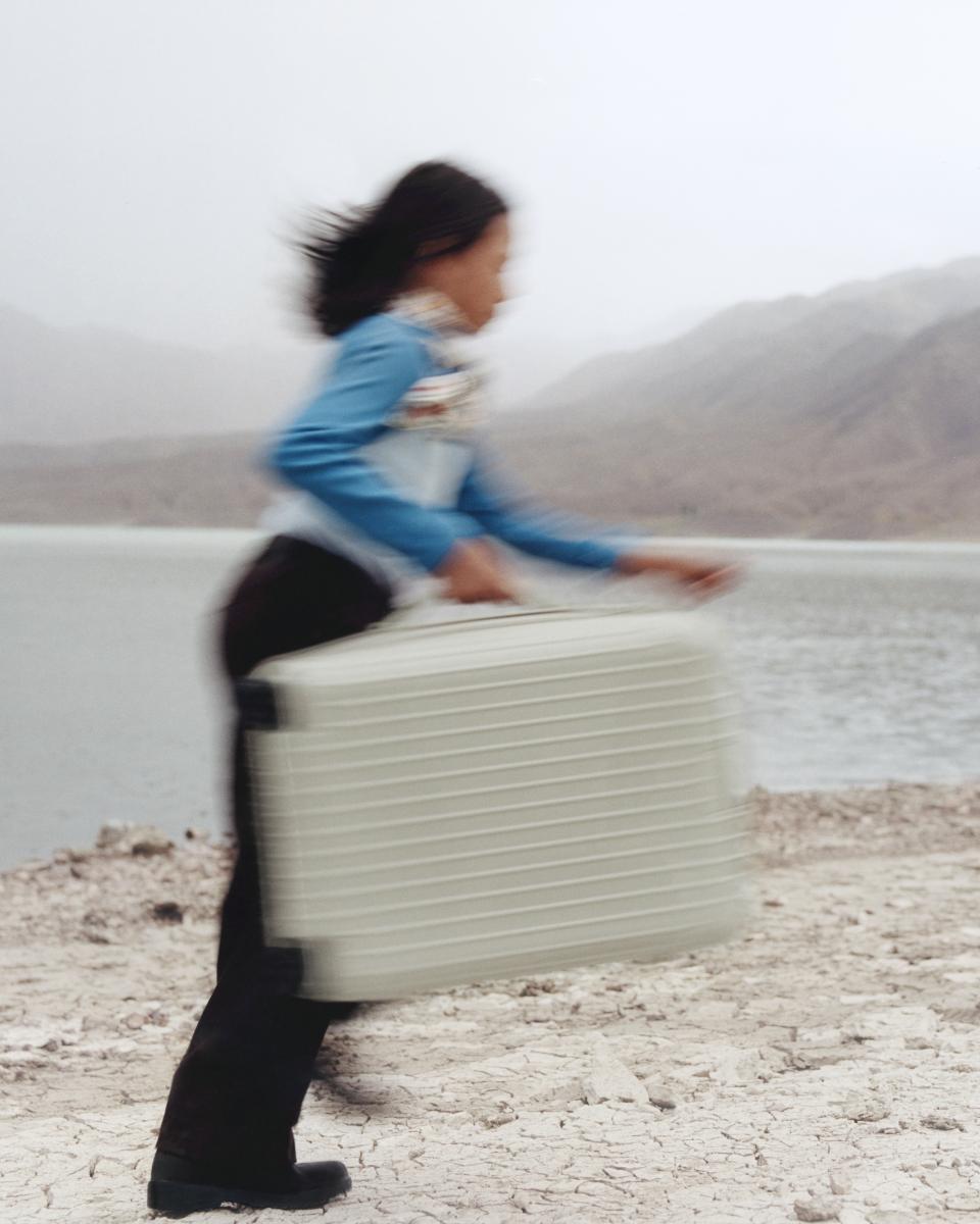 Rimowa 之所以能獲得「行李箱之王」的美名，是因為它從不靠花俏噱頭，而是專注把「旅行箱」這件事做到極致。從材質選擇、細節體驗、美學比例，到耐用度與維修服務，Rimowa 總是比別人再多想一步、再做到更精準一點。2025年秋冬推出的全新季節色就是最佳例子，僅僅是更換色調，就能以極簡語彙講述大地的靜謐與力量。若你正打算入手人生第一只精品行李箱，或正在等一款「一眼心動」的款式，Terracotta 赤陶色與 Clay 灰礫色，會是值得親眼看看的選擇。