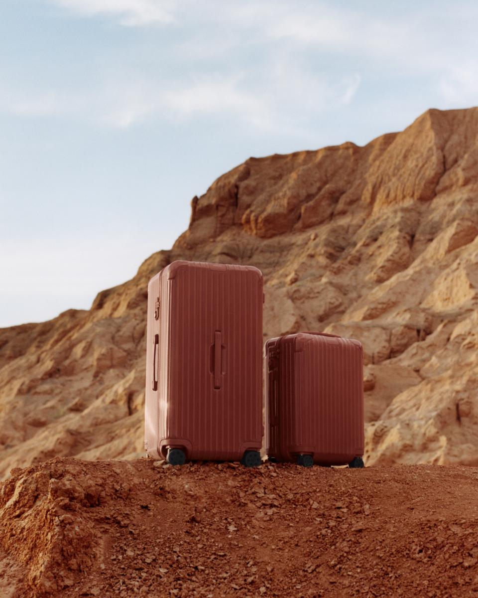 Clay 灰礫色是一種介於灰、米與石頭色之間的柔和調性，沉靜、自然，非常容易搭配任何旅行造型；它像風化後的岩層，靜靜存在、越看越耐看。Terracotta 赤陶色則溫暖飽滿，充滿大地能量，像經過火焰淬鍊後的陶器色；它不張揚，卻有一種越靠近越迷人的成熟韻味。兩色皆以單色調貫穿箱身至細節，在自然光線下呈現出非常細緻的層次感，完美呼應品牌以自然蛻變為靈感的設計敘事。