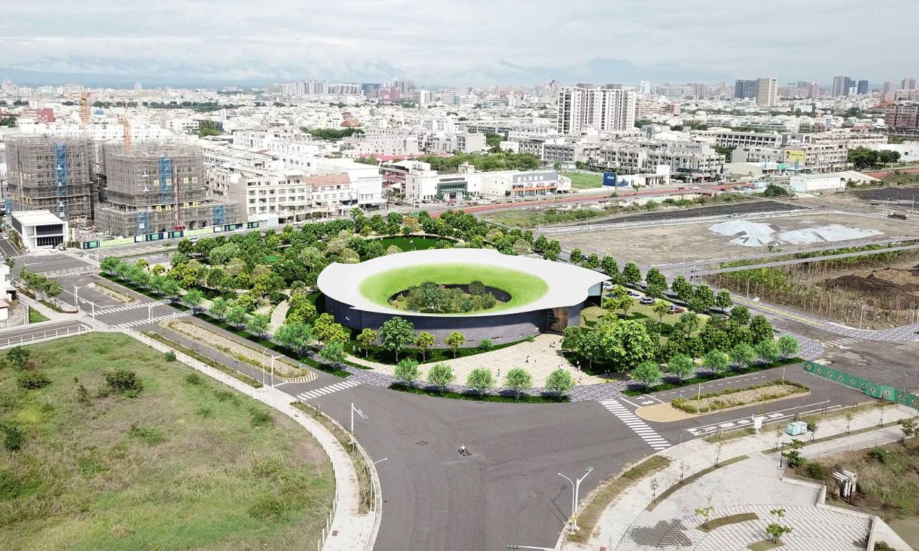 台南再添文化新亮點！由建築大師伊東豊雄設計的「李科永紀念圖書館」正式亮相，被視為台南最新的重量級地標與話題建築。這座以兒童閱讀為核心的圖書館，融入伊東豊雄擅長的自然性與柔和建築語彙，結合綠意、創意書牆與親子友善空間，讓孩子能在舒適環境中探索書本、重新發現紙本閱讀魅力。建築面積達 2,710 平方公尺，預計 2027 年底完工。