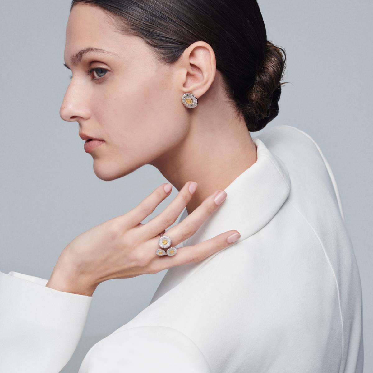 三朵不同比例的雛菊錯落排列，是這款戒指最活潑、也最討喜的設計。就像把一束迷你花束圈在指上，帶著一種很自然的律動感。因為採純銀製作，它的重量控制得很好，戴起來輕鬆、完全沒有費力感，日常佩戴也非常舒適。每一朵花的花瓣紋理都是工匠以雕刻刀逐層刻出，因此不會有「機器壓模」的僵硬感。靠近看能看到銀面像絲紋般的密緻細節，遠看則呈現柔亮光澤，簡單卻相當耐看。這款戒指的風格既不像多數高級珠寶作品那般正式，也不像一般銀飾那麼休閒，是介於奢華與隨性間的「個性珠寶」。如果你喜歡佩戴戒指展現品味，這款三花戒會是非常聰明的入手選擇。