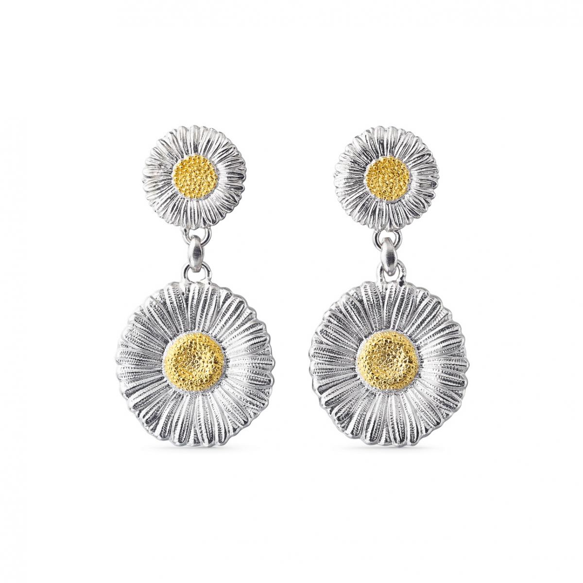 最後這款吊墜耳環，是整個系列中最有「律動感」的一款。上方小雛菊直徑1.6公分、下方大雛菊直徑2.5公分，並以5.1公分的總長度打造出優雅又俏皮的垂墜效果。走路時耳環會微微晃動，像一朵朵在陽光下輕輕搖曳的小花，非常迷人。雖然是純銀製品，但因為中心的金色花蕊與立體雕刻，整體看起來依舊非常立體、亮度自然。它有一種清新不造作的魅力，無論是什麼風格的穿搭，都能直接提升精緻度。如果說單朵耳釘是日常款，那麼這款吊墜就是「約會款」——自然、明亮、帶著朝氣，讓你一戴上，整個人都變得更柔、更亮了些。