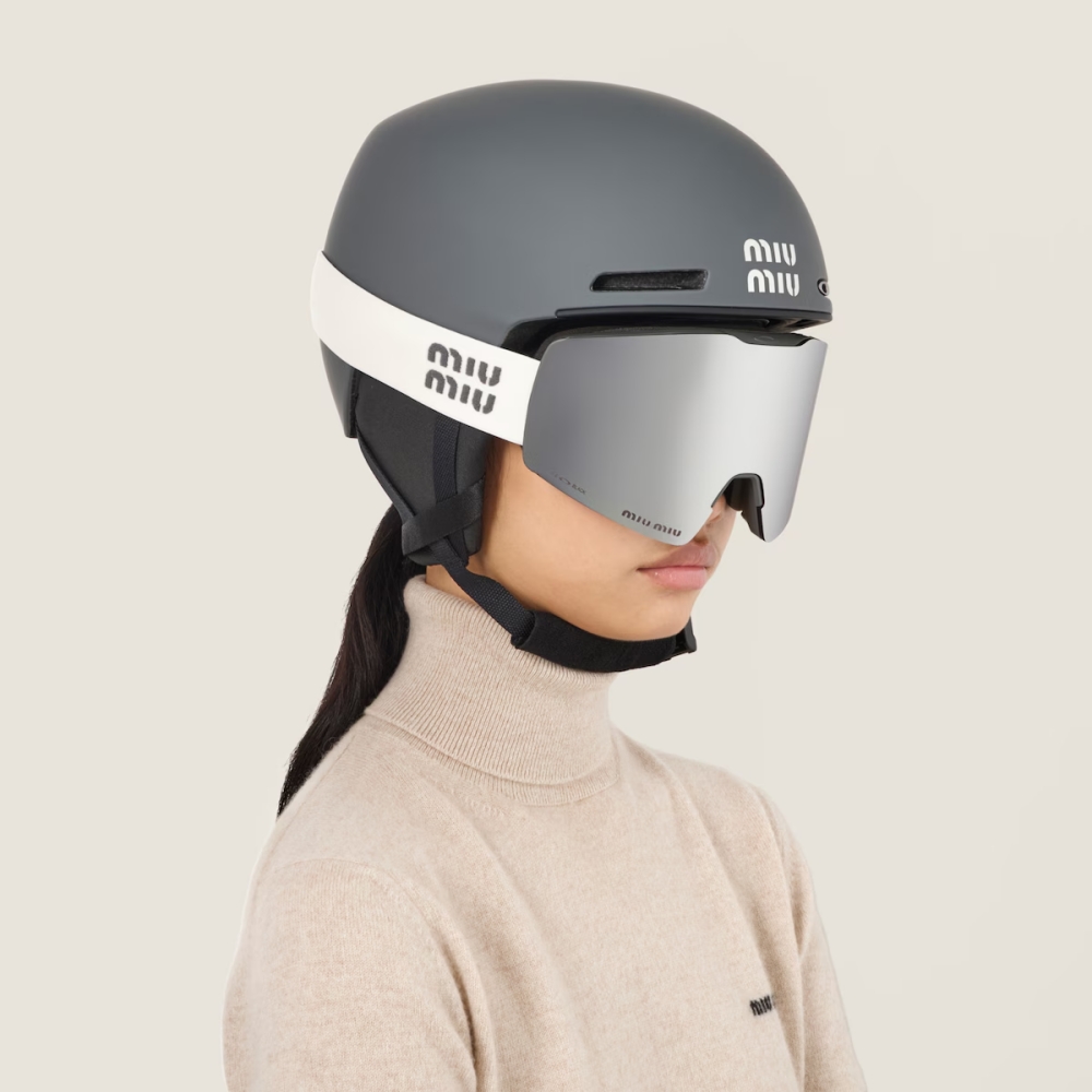 Miu Miu 與 Oakley 近期宣布合作，延續續了精品進軍戶外運動的趨勢，同時也展現了雙方美學與技術之間的結合。Miu Miu 將品牌特有的色調、少女氣質與帶點叛逆風格注入鏡框與鏡帶中，讓原本偏冷峻的運動輪廓多了點風格化演繹。