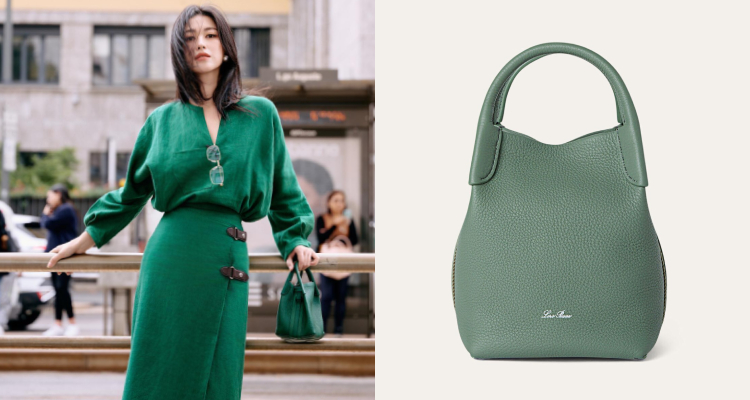 說到綠色系包款更能凸顯出朱珠白皙的膚色。緊接著，她再度選擇了Loro Piana的祖母綠「Bale Micro」，雖然官網上的同款已經售罄，但同為綠色系家族的山艾樹葉色款，依舊充滿魅力。