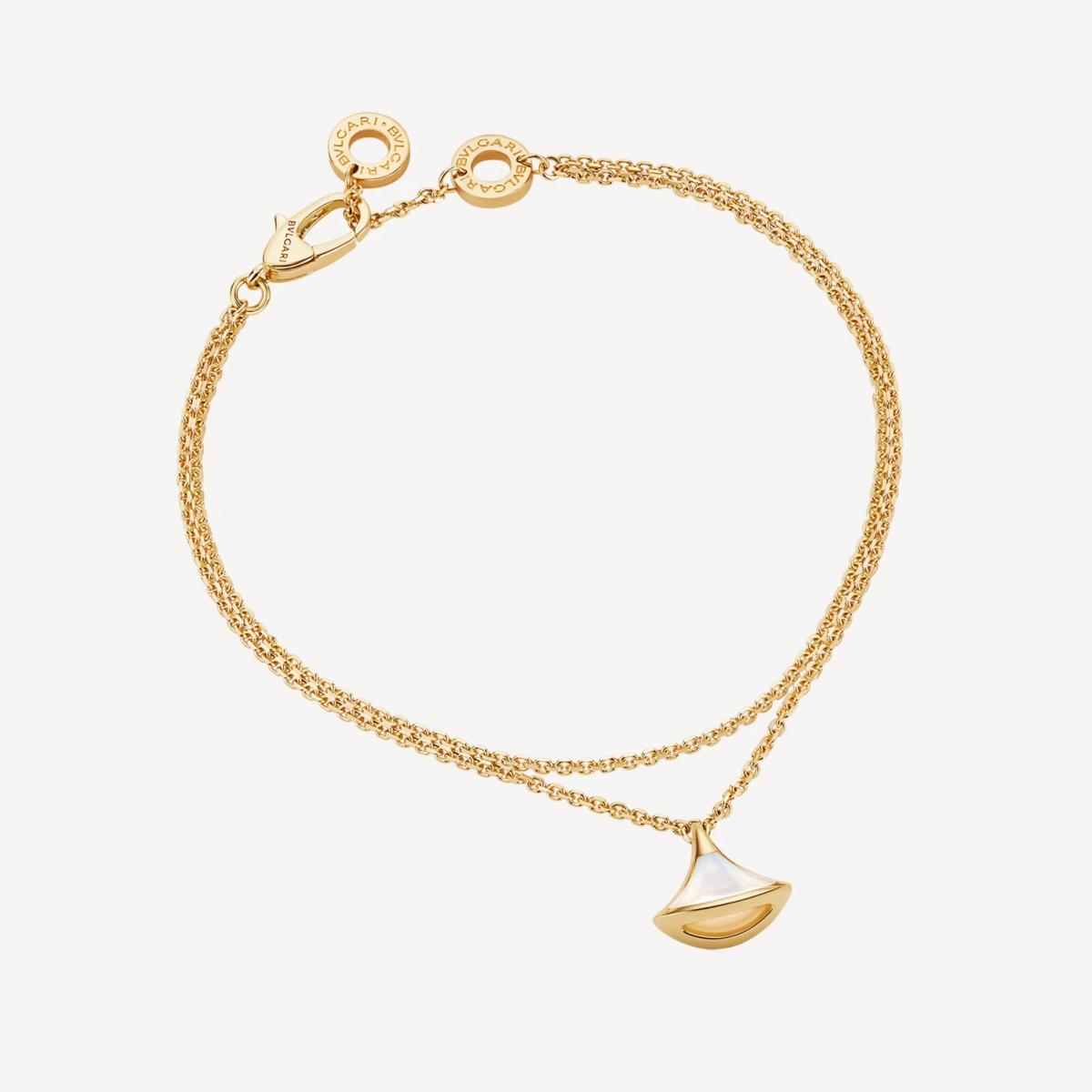 若說耳環負責在臉部點亮光芒，那這款18K黃金手鍊則是悄悄在腕間灑下溫柔的光。一枚小巧的扇形珍珠母貝墜飾隨著手腕微動而擺盪，像月光碎片落在金色鍊條上，安靜卻迷人。因為尺寸精緻，它非常適合與手錶或其他細鍊疊戴，不會互相搶戲，反而能讓整體造型更有層次。Divas' Dream 系列之所以適合日常，就是因為這種「剛剛好」的設計語言，而這款手鍊更是其中的典型代表。最值得稱讚的，是黃金與珍珠母貝之間取得了極佳的平衡：清爽、耐看、辨識度高卻不浮誇。如果你正想找一條能融入生活、又能悄悄替你加分的精品手環，它會是入門寶格麗非常理想的選擇。