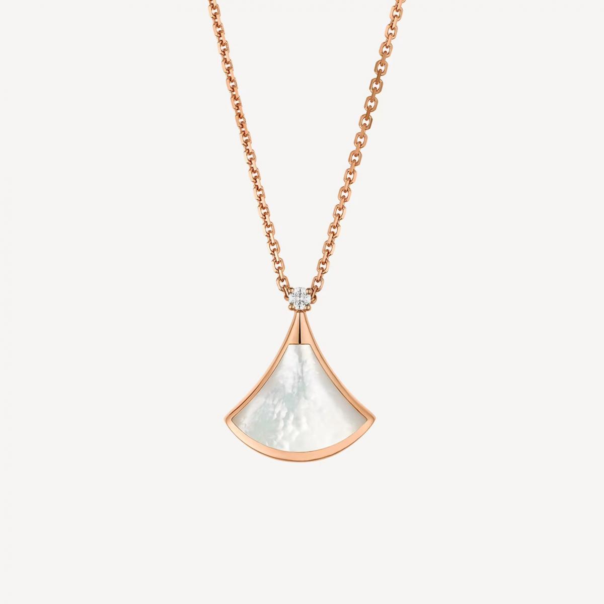 Divas' Dream 的項鍊向來有一種「乾淨又高雅」的魔力，而這款珍珠母貝項鍊同樣延續了這份氣質。18K玫瑰金托起大片扇形母貝，頂端點綴一顆細緻鑽石，像一滴凝住的光停在鎖骨中央。雖然尺寸不大，但母貝自帶的柔亮能讓頸部線條顯得更清晰、也更修長，是那種不費力卻能悄悄提升質感的珠寶。它很適合搭配金智媛那樣的白色洋裝，也適合搭高領針織、素色襯衫，幾乎不挑風格，是女生衣櫃裡最實穿「每日款珠寶」。如果你打算開始收藏此系列，這款珍珠母貝項鍊會是既溫柔又耐看的美好開端。