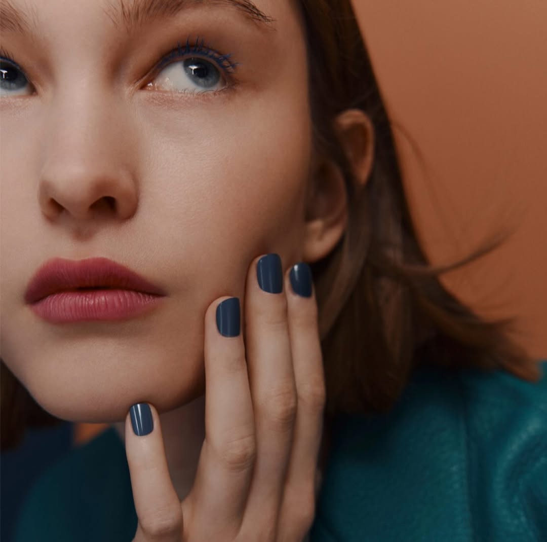 隨著美妝部門的事業版圖越來越穩定，愛馬仕也將持續拓展商業模式，進軍「護膚品」市場，計畫於 2028 年推出首款護膚品系列。對此，財務長杜埃古耶（Eric du Halgouet）證實此消息，而早前，愛馬仕美妝創意總監 Gregoris Pyrpylis 接受我們專訪時，也曾透露品牌將推出「保養護膚品」。