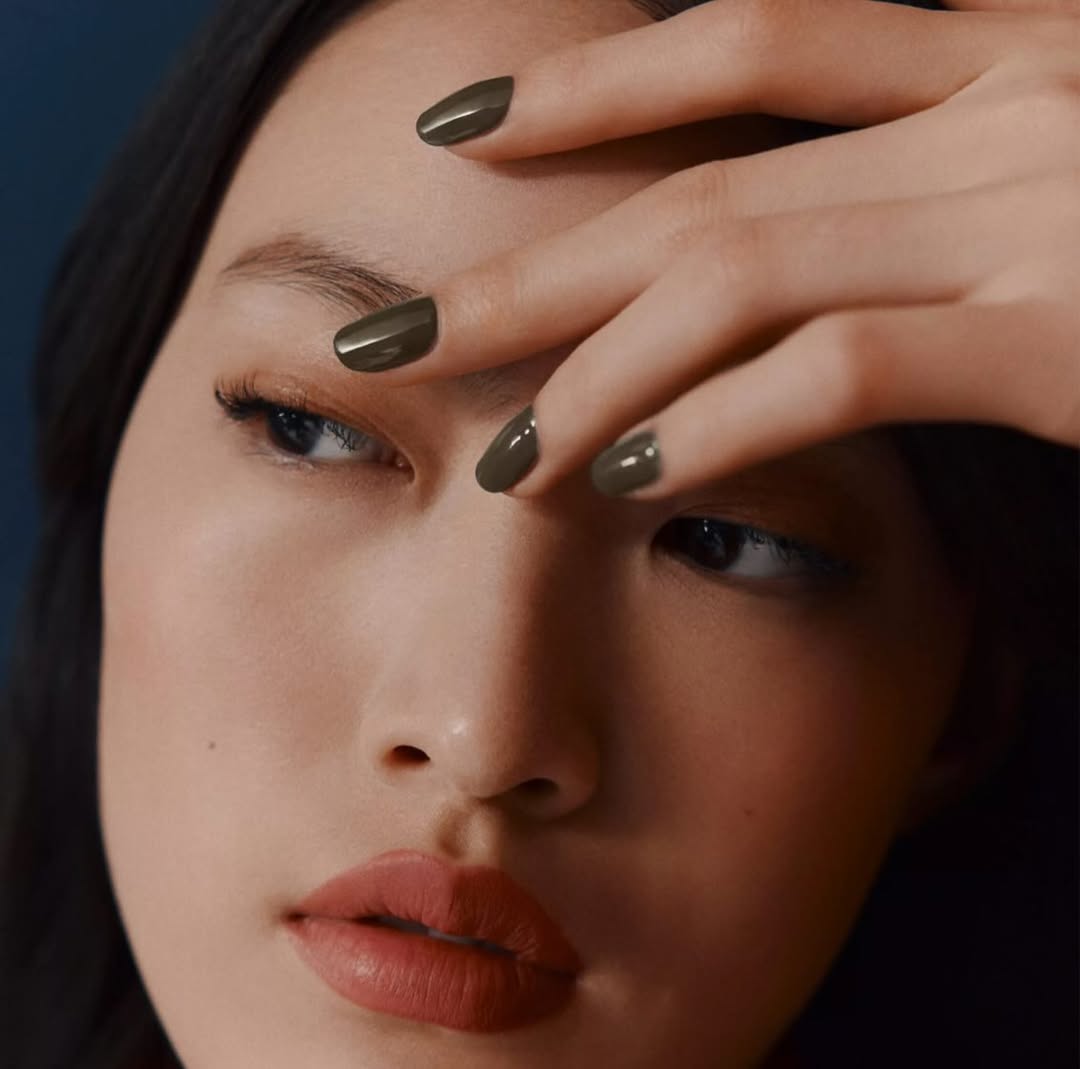 據統計，全球護膚市場以每年 5% 至 6% 的速度成長，超越彩妝品類 3% 至 4% 的成長率。愛馬仕決定進軍護膚品領域，旨在強化其在高速發展的高端美妝市場中的地位，也意味著品牌未來將不再只以香氛與彩妝為主，而是全面擴展至「奢華保養」的生活方式版圖。對追求質感、儀式感與成分精緻度的消費者而言，愛馬仕護膚品系列可望成為下一個精品級話題，為全球美妝市場帶來全新的奢華標竿。