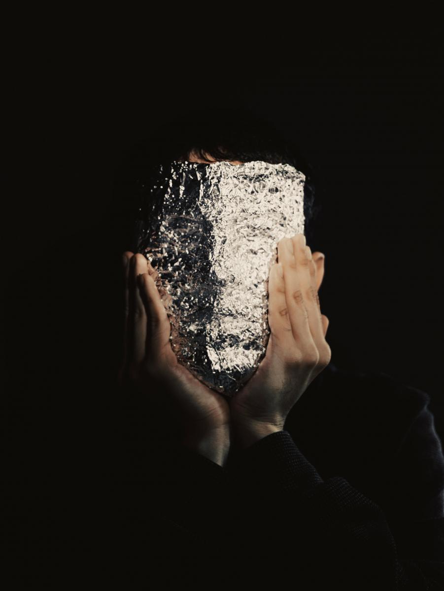 受害者情結經常被誤以為是「愛博取同情」，但心理學指出，它本質上是一種深層的認知偏誤。美國心理學家 Ronnie Janoff-Bulman 在「破碎假設理論」（Shattered Assumptions Theory）中提到，若一個人在早期經歷創傷、否定或長期批評，原本對世界的基本信念就可能被動搖，大腦也更容易形成「世界對我是不公平的」這類負向信念。於是，當這類人面對挫折時，就會自動進入防禦模式——問題一來，他們立刻感到威脅，而威脅越強，就越容易把責任推往外界，以保護那層極度脆弱的自尊。這不是不願負責，而是承受不起「也許我做得不夠好」的內心衝擊。遺憾的是，當認知偏誤成了慣性，人不僅失去掌控感，也會被困在原地：因為只要錯永遠在別人身上，自己就沒有成長的空間。