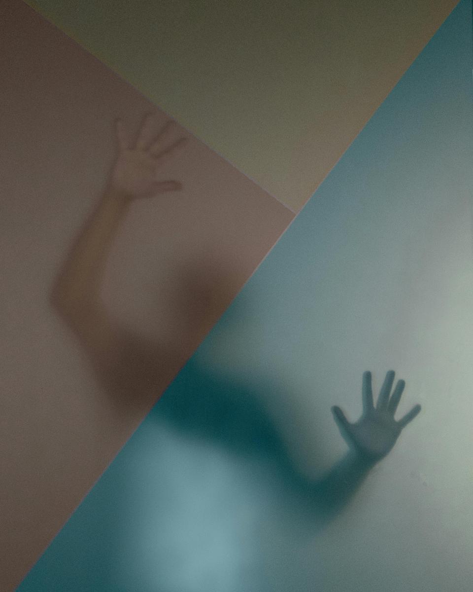 具有受害者情結傾向的人，往往會呈現三種明顯的行為模式。首先，他們經常反覆強調「我真的很倒楣」，把不幸當成一種持續性的身份認同；其次，容易把外在事件「人格化」，例如把一次失誤解讀成「大家都在看不起我」，將偶然的不順放大成針對自己的惡意；最後，是情緒導向的溝通方式——他們渴望獲得安慰與共鳴，而非真正尋求解決問題。多項刊登於《Personality and Individual Differences》的研究也指出，擁有「外控型人格」（External Locus of Control）的人更傾向把成功或失敗歸因於外界力量，這類心理特質也常見於受害者心態。從外表看像是抱怨，但本質上是一種逃避承擔的防禦機制，使人際關係常陷入「你不懂我」與「都是你害的」的惡性循環。