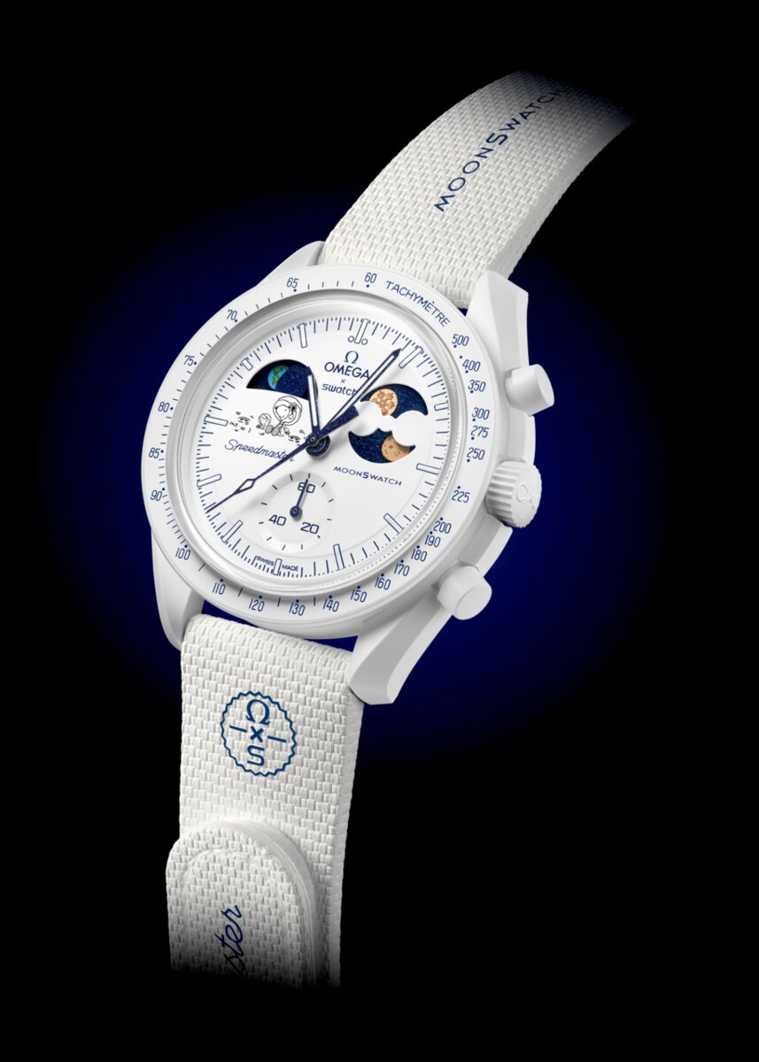 今年冬季全新的 Cold Moon 最大看點，就是「每只腕錶的月相盤雪花都不同」。品牌以雷射雕刻打造出獨一無二的雪花紋，每只錶的圖案都不重複，彷彿真的把冬夜裡落下的雪片封存在錶盤上。準確來說，你買到的是一枚「世界唯一」的 MoonSwatch。純白 Bioceramic 生物陶瓷錶殼象徵冬日雪景，銀白到近乎帶著冷空氣的質地，配上深藍色月相盤，就像把一片冬夜帶在手腕上。整體視覺乾淨又高級，讓這系列不只是幽默可愛，更是一款真正適合日常佩戴的冬季限定作品。這種不需大聲宣告、卻自帶話題性的設計，正是 MoonSwatch 系列歷久不衰的魅力。
