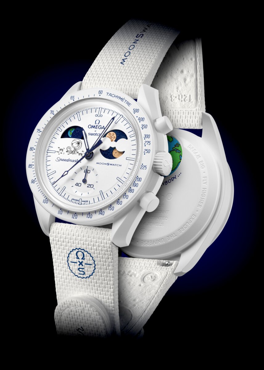 即便是價格親民的 MoonSwatch，Omega 的經典靈魂依然不會缺席。Cold Moon 承襲 Speedmaster Moonwatch 的多項標誌元素——不對稱錶殼線條、內凹式小錶盤、代表傳奇 Speedmaster 的字樣、錶圈上著名的測速計刻度 Dot Over 90（DON）標誌。這些細節讓腕錶在歡樂外型下，仍具備正宗 Speedmaster 的經典味道。錶殼背面刻有任務宣言，象徵探索精神，而電池蓋則以地球為靈感設計，再次呼應此系列對宇宙主題的堅持。白色 Velcro® 錶帶的存在，像是太空人裝備般實用俐落。這些元素加總起來，使 Cold Moon 腕錶成為最具「月球血統」的平價入門選擇之一。