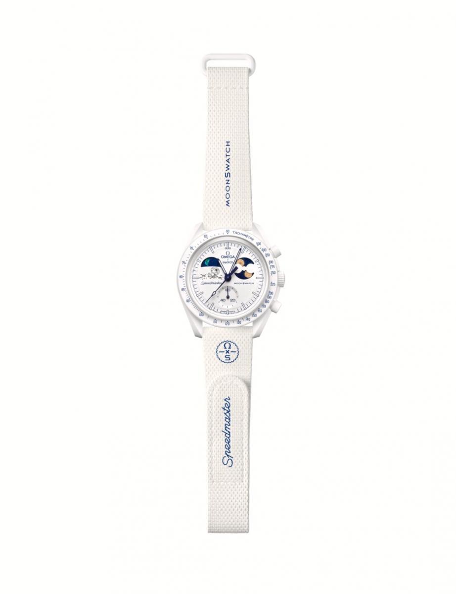 這次的上市方式也相當有趣。官方宣布 Cold Moon 將於2025年12月4日「冷月」滿月當天正式開賣，並於全球所有販售 MoonSwatch 系列的門市上市。從這天開始至2026年春分（3月20日） 都能買到，但有個最浪漫也最「刁鑽」的條件——12月4日之後，只有在瑞士「下雪時」才會開賣。也就是說，店員看到飄雪，才會開賣；沒雪就沒貨。這樣的規則聽起來像藝術行為，但也讓腕錶的稀有程度瞬間提升。對於身在不會下雪國家的錶迷來說，也會滿懷期待地盼望下雪的時刻到來。全新的 Mission to Earthphase－Moonshine Gold「Cold Moon」不只是新品，而是把冬季氣候化為「限時販售條件」的創意之作。