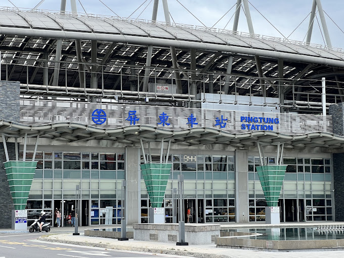 另一個值得關注的亮點，是高鐵將於現有的屏東火車站打造高鐵站，命名為「高鐵屏東站」。未來，這裡將成為兩鐵共構（台鐵與高鐵），大幅縮短屏東與高雄的通勤時間，同時也有望帶動屏東觀光經濟，促使台灣西部走廊的運輸系統進行重新調整，使整體運輸更經濟、更有效率。