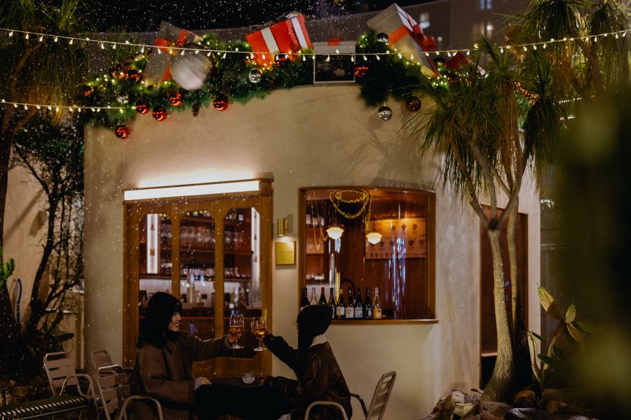 坐落於台中市民廣場旁的 PARK2 草悟廣場，是一座結合綠植與商場的非典型公園聚落。在這裡不僅能遊逛品牌嚴選的戶外用品，也匯集許多台中獨家異國餐廳與風格點心飲品。為迎接台中聖誕與跨年假期，廣場內設置充滿節慶氛圍的「聖誕小屋聚落」，呈現 PARK2 的獨特魅力，融合聖誕場景、下雪體驗與限定美食，有如置身歐洲聖誕街景般的情境切換。