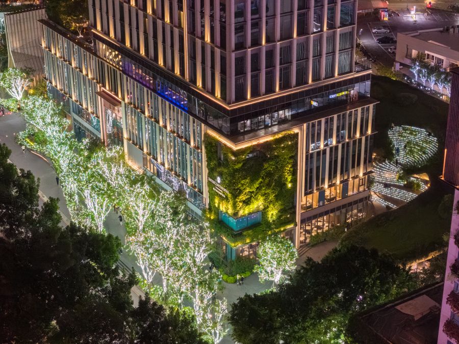 另一個亮點莫過於全長 250 公尺的「光之道」，由 40 萬顆銀白燈泡交織而成，將日本建築大師隈研吾設計的綠廊帶化為一條雪白的森林小徑。從台中勤美洲際酒店、教堂廣場一路延伸至勤美術館，構築出台中最具記憶點的冬夜光景——雪白森林步道，一路閃亮至跨年，陪伴你度過難忘的聖誕與新年。