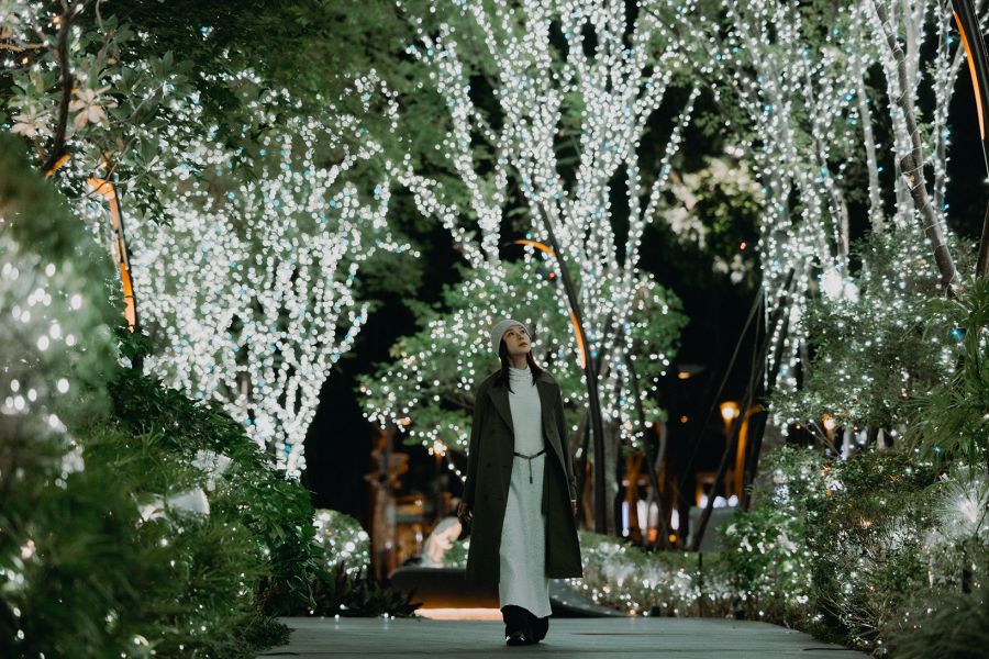 另一個亮點莫過於全長 250 公尺的「光之道」，由 40 萬顆銀白燈泡交織而成，將日本建築大師隈研吾設計的綠廊帶化為一條雪白的森林小徑。從台中勤美洲際酒店、教堂廣場一路延伸至勤美術館，構築出台中最具記憶點的冬夜光景——雪白森林步道，一路閃亮至跨年，陪伴你度過難忘的聖誕與新年。