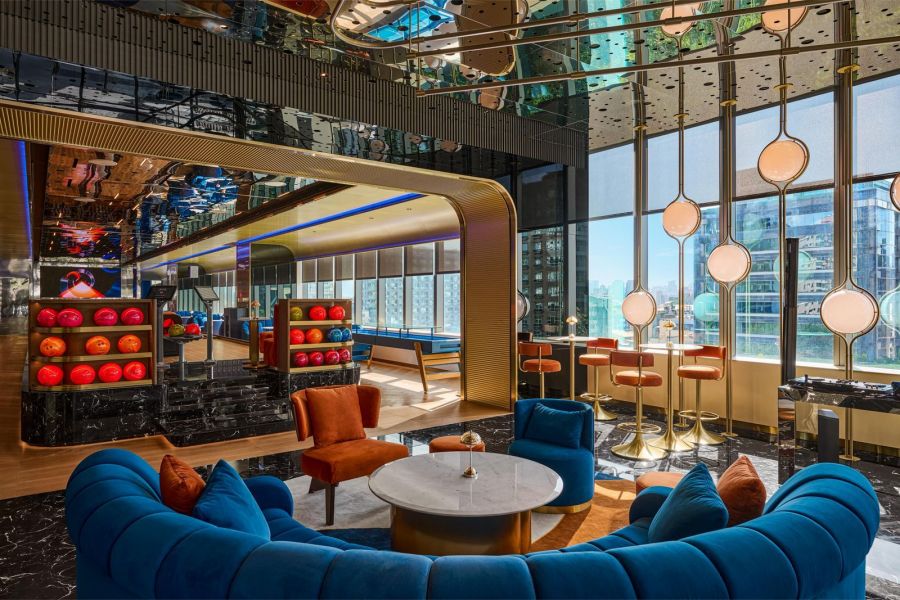 如果你也在思考跨年要去哪，不妨參考勤美洲際酒店推出的全新企劃——Rolling Bar 跨年派對。不同於一般餐飲空間，位於飯店 5 樓的 Rolling Bar 提供多元互動娛樂設施，從專業保齡球道、飛鏢機到桌上冰球，不僅是一場派對，更是凝聚整座城市期待的共感場域。以最璀璨的節奏與光影，迎接 2026 的倒數瞬間。